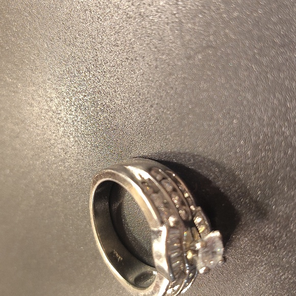 10 k white gold ring half a kt.